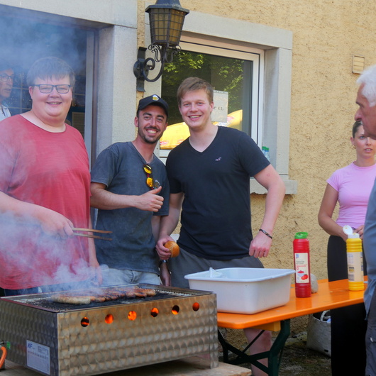 Der Grillstand für die Bratwürste beim Gregoriusfest.