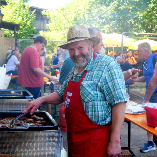 Am Grillstand für die Steaks.